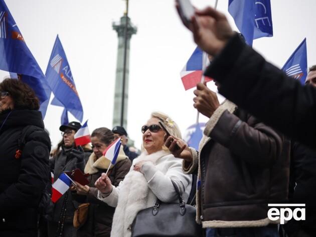 У Франції десятки тисяч людей вийшли на мітинги на підтримку поліції. Фото