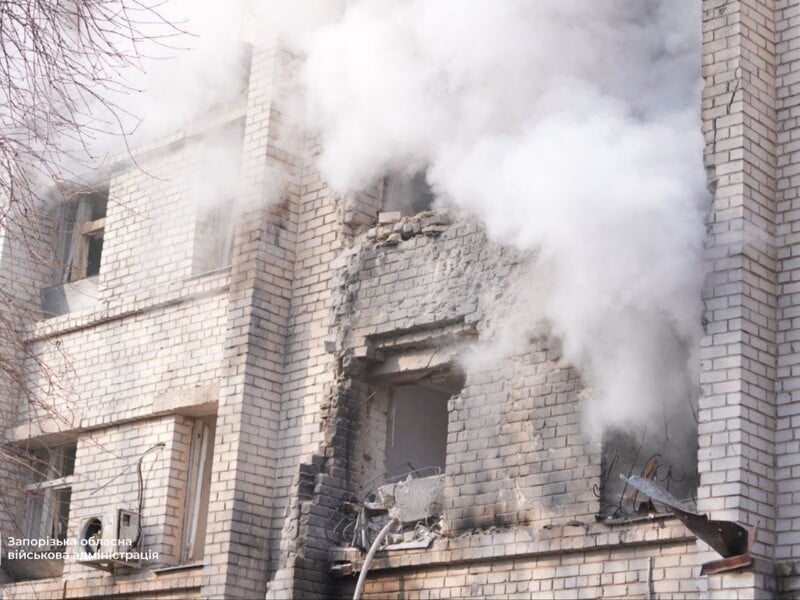 РФ ударила по роддому в Запорожье, пострадали шесть человек. Среди них – женщины, которые были на осмотре