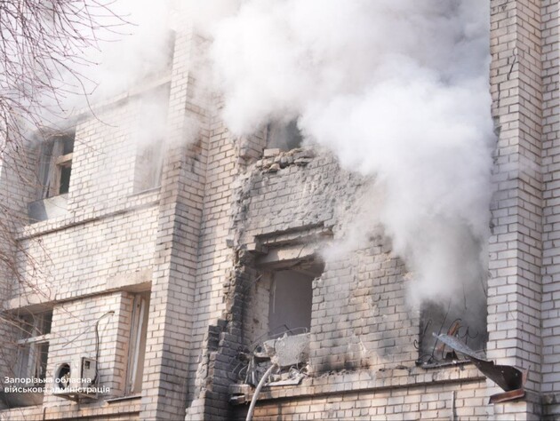 РФ ударила по роддому в Запорожье, пострадали шесть человек. Среди них – женщины, которые были на осмотре