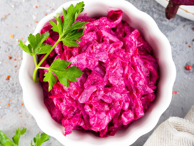 У сезон буряків обовʼязково приготуйте цей салат – для нього зробіть просту заправку