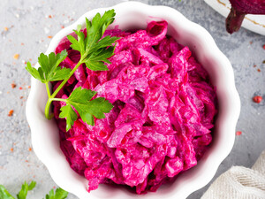 У сезон буряків обов'язково приготуйте цей салат – для нього зробіть просту заправку