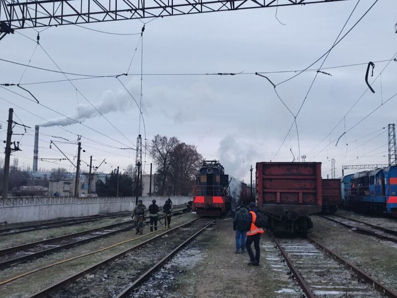 РФ цілеспрямовано б'є по залізниці. Дрон атакував тепловоз на Запоріжжі