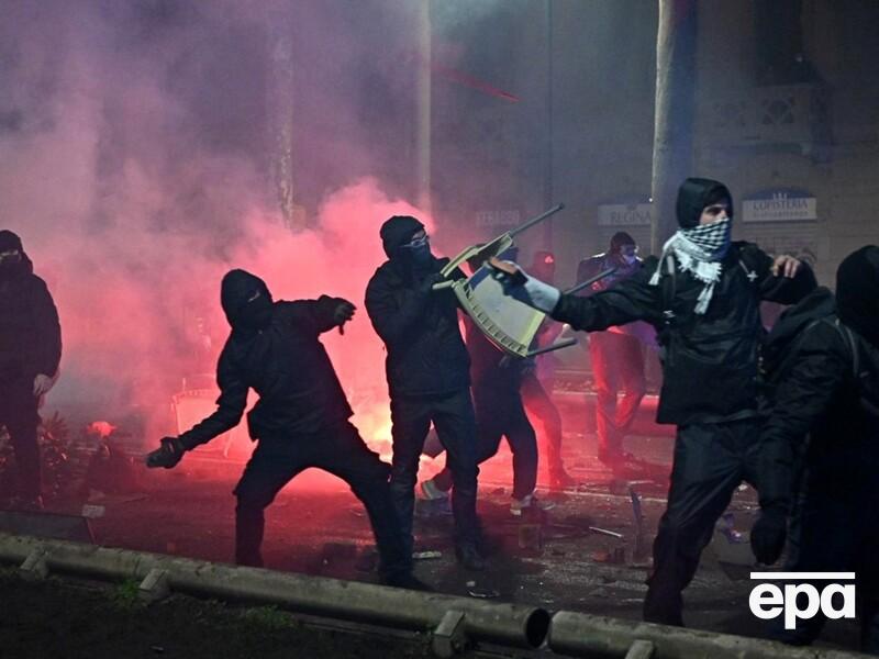 В Італії під час протестів понад 100 правоохоронців дістали поранення. Фоторепортаж