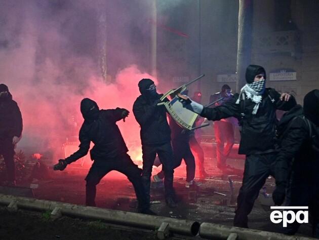 В Італії під час протестів понад 100 правоохоронців дістали поранення. Фоторепортаж