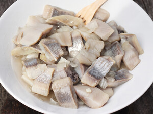 Обязательно приготовьте такую сельдь в майонезе – ее вкус получится божественным. Рецепт