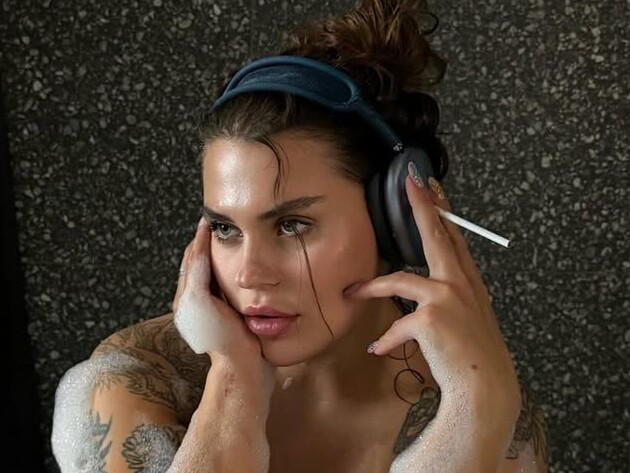 Заріцька показала пікантні фото, прикривши тіло газетою