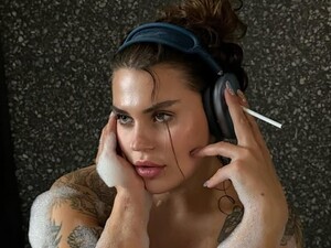 Заріцька показала пікантні фото, на яких прикрила тіло газетою