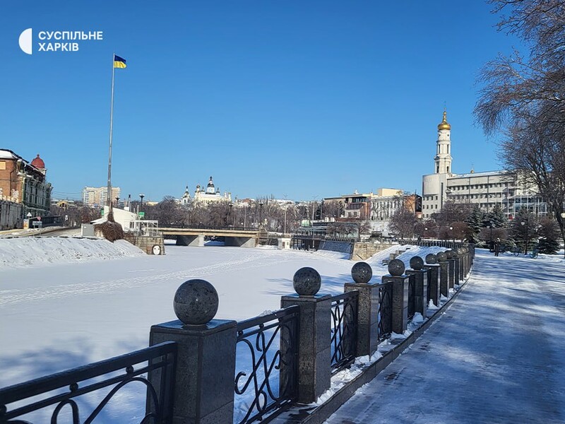 "Единственно возможное решение". В Харькове после обстрела сливают отопление