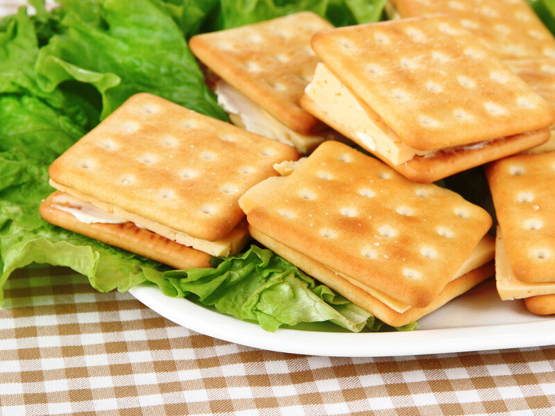 Намажте це на крекер і подавайте. Простий рецепт закуски без випікання або смаження