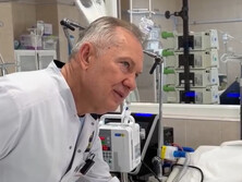 22-летний шахтер Дмитрий вытаскивал из охваченного огнем автобуса друзей. Но следующий взрыв выключил свет 