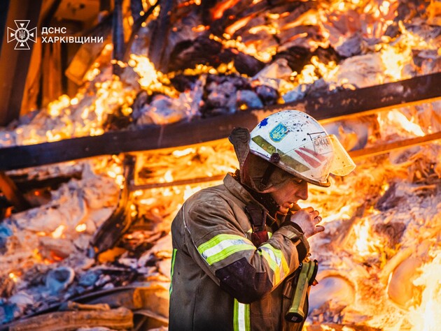 В Харькове дрон РФ врезался в жилую пятиэтажку, она горит. Фото, видео