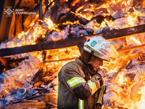 В Харькове дрон РФ врезался в жилую пятиэтажку, она горит. Фото, видео