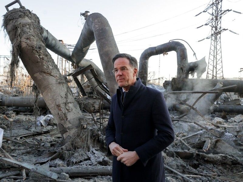 Генсеку НАТО показали ТЭЦ в Киеве, которую ночью в мороз сознательно атаковала РФ. Фото, видео