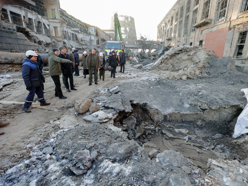 "Объект сильно поврежден". Дарницкая ТЭЦ в Киеве после удара РФ приостановила работу