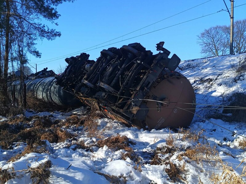 У Польщі вантажний потяг із нафтою зійшов із рейок на колії, яка веде до України. Фото