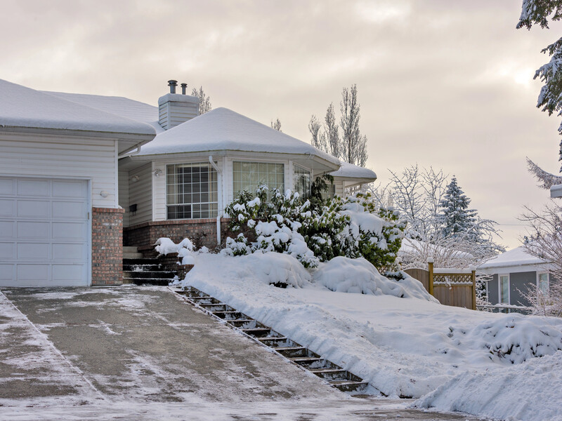 Цей продукт із кухні допоможе легко розчистити лід на ділянці