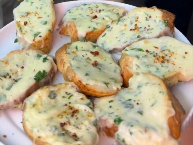 Щоб приготувати нереально смачні гарячі бутерброди, знадобиться кілька інгредієнтів. Простий рецепт