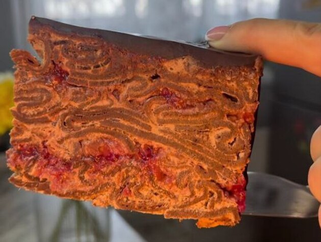 Цей неймовірно смачний торт готується без випічки – просто змішайте порізані млинці з кремом