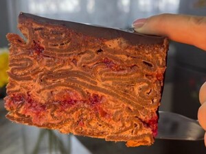 Цей неймовірно смачний торт готують без випікання – просто змішайте нарізані млинці з кремом