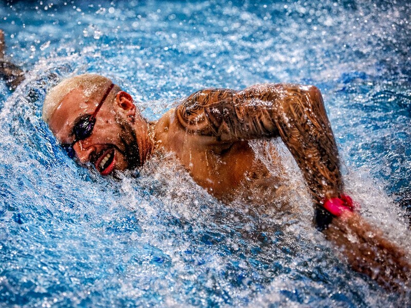 У Києві встановили рекорд добового запливу. У ньому взяли участь аматори й ветерани. Фото