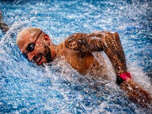 В Киеве установили рекорд суточного заплыва. В нем приняли участие любители и ветераны. Фото