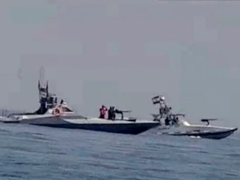 Катери Ірану намагалися взяти на абордаж танкер США. Втрутився американський есмінець