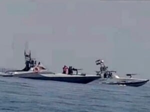 Катера Ирана пытались взять на абордаж танкер США. Вмешался американский эсминец