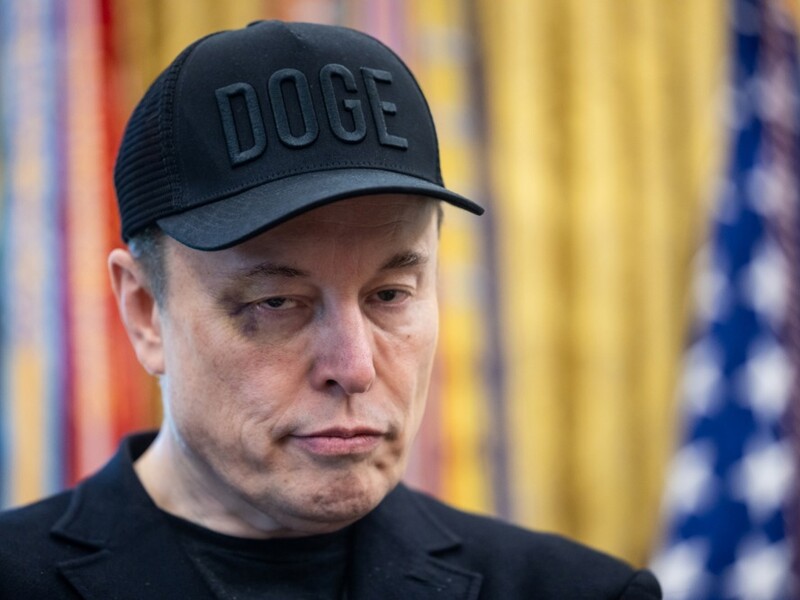 "Тиран і зрадник". Маск накинувся з образами на прем'єра Іспанії через обмеження соцмереж