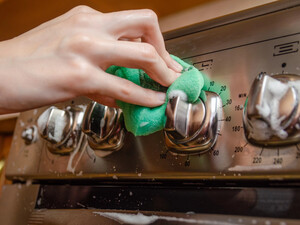 Розчиніть цей копійчаний засіб в окропі – і ручки плити засяють чистотою