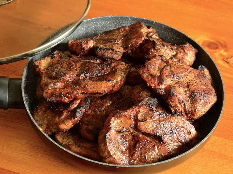 Не нехтуйте ці правила, щоб приготувати ідеальний свинячий стейк. П'ять пунктів