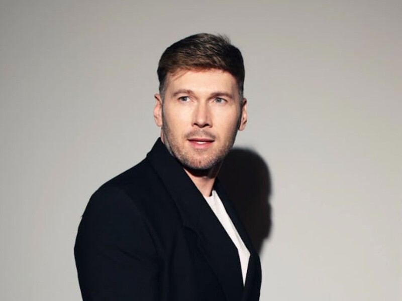 Завжди повний бак в авто й запаси води. Відомий режисер розповів, як облаштував побут під час блекаутів