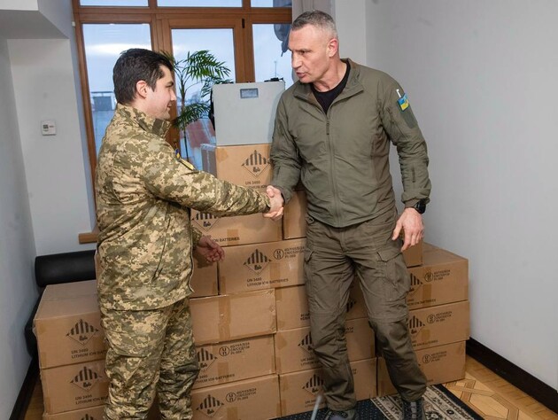 Кличко передав партію зарядних станцій від меценатів 5-й штурмовій Київській бригаді