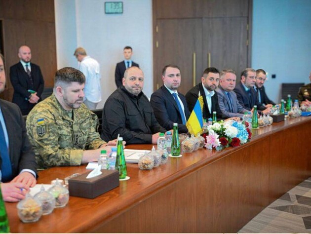 В Абу-Даби начался второй день переговоров Украины с РФ и США