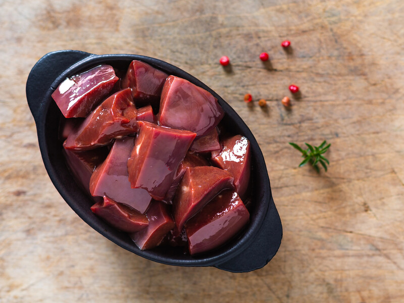 Убрать горечь печени просто: посыпьте ее этим продуктом, который есть на каждой кухне