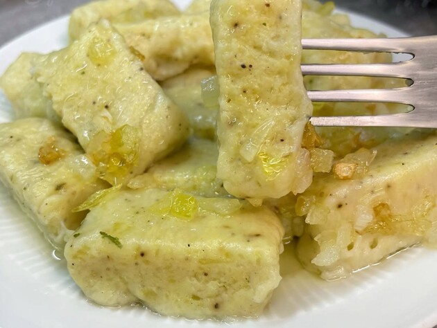 Приготовьте вкусные и нежные картофельные галушки. Очень простой и быстрый рецепт сытного ужина