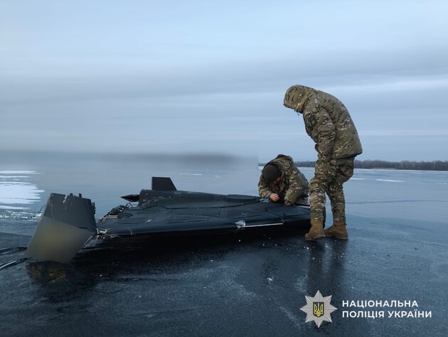 На лед на Днепре упал российский дрон. Полиция рассказала об опасности