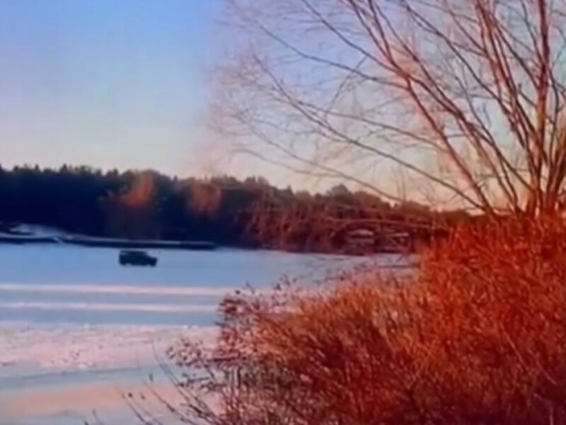 Позашляховик пішов під лід на Київському морі. ЗМІ повідомляють про загиблу людину