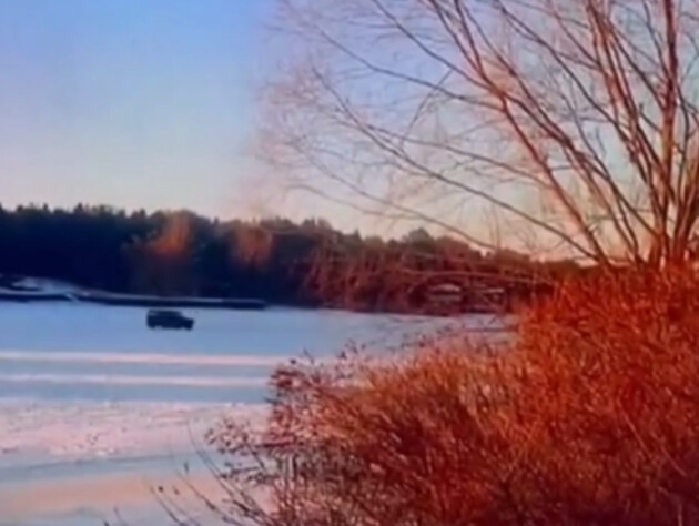 Внедорожник ушел под лед на Киевском море. СМИ сообщают о погибшем человеке