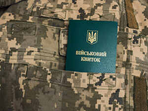 В Одесі люди у військовій формі побили чоловіка. У ТЦК заявили, що відео в соцмережах – змонтоване