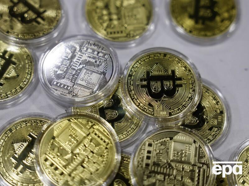 Стоимость биткоина упала до минимума за полтора года