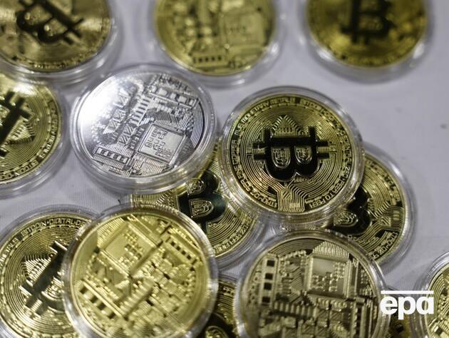 Вартість біткоіна впала до мінімуму за півтора року