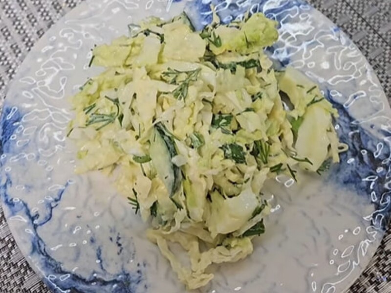 Приготуйте в лютому салат, від якого так віє весною. Секрет – у простому, але дуже смачному соусі