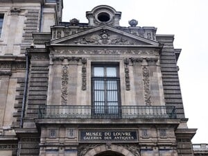 Лувр показал корону, которую украли, но потеряли грабители. Фото