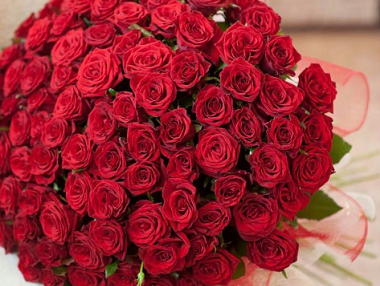 У РФ до 8 березня пропонують взяти букет троянд в оренду
