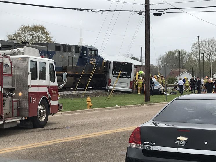 У США внаслідок зіткнення поїзда з автобусом загинули щонайменше чотири особи
