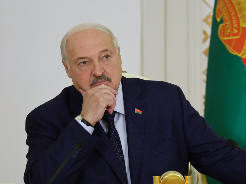 "І що, голова паморочиться?" Лукашенку на нараді принесли снюс, "щоб заспокоїтися"