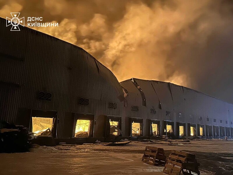 У Київській області після обстрілу горіли склади "Рошен". Фото, відео