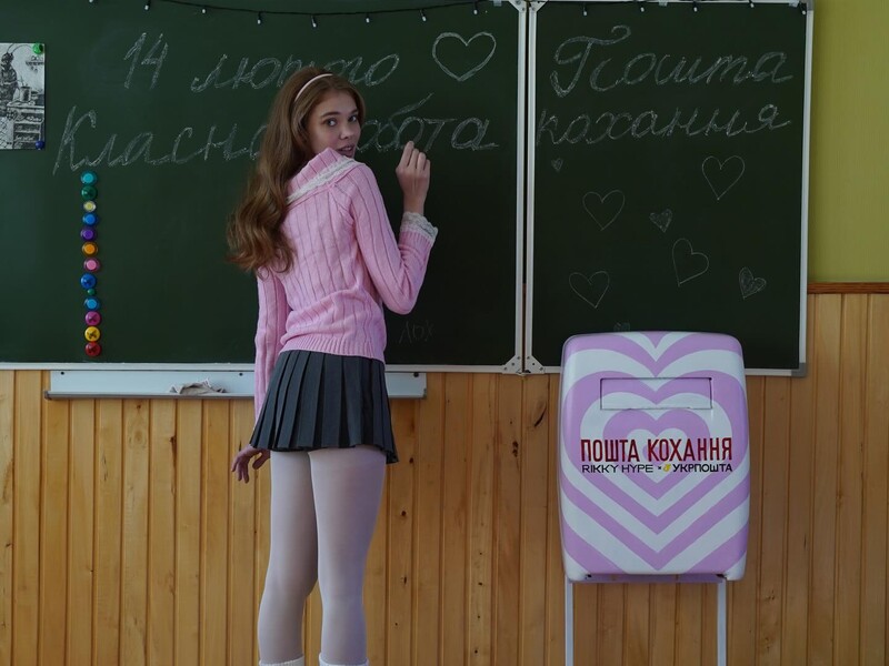 "Укрпошта" й український бренд одягу потрапили у скандал. Їх звинуватили в "сексуалізації школярок"