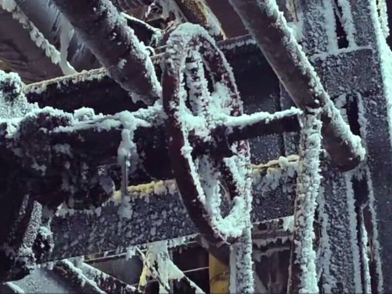 Спалене й укрите льодом. У Міненерго показали обладнання після ударів РФ