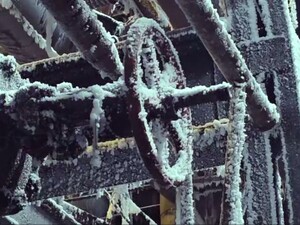 Спалене й укрите льодом. У Міненерго показали обладнання після ударів РФ. Відео